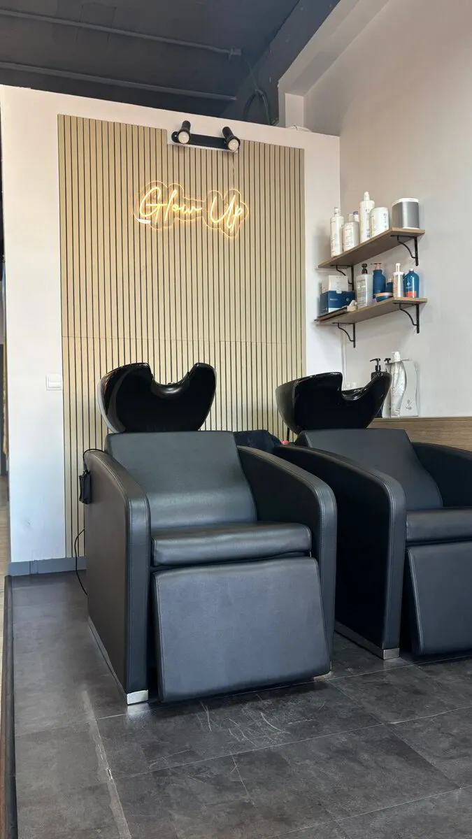Zona de lavacabezas con el rótulo dorado de Glow Up
