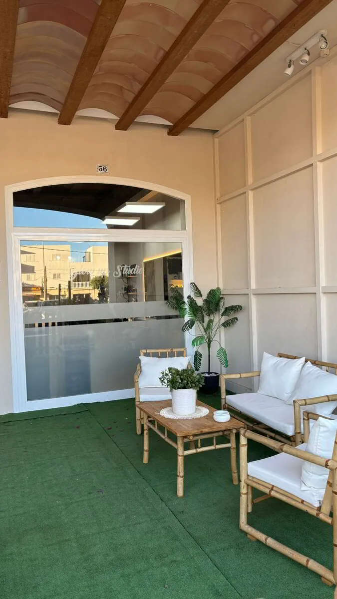 Recepción de Glow Up Studio con arco y vistas a Sant Jordi