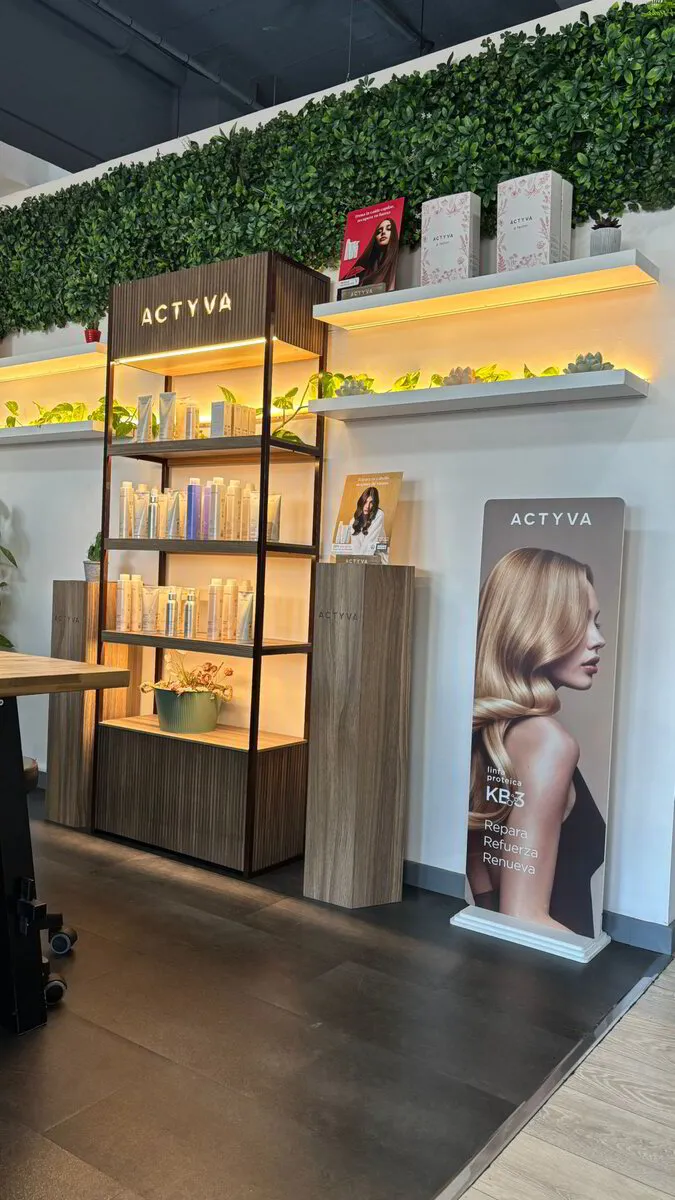 Interior de Glow Up Studio con productos Actyva y pared vegetal